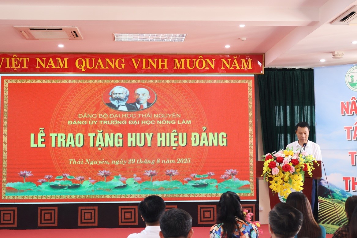 ĐẢNG VIÊN CHI BỘ LÂM NGHIỆP ĐƯỢC TRAO TẶNG HUY HIỆU 30 NĂM TUỔI ĐẢNG